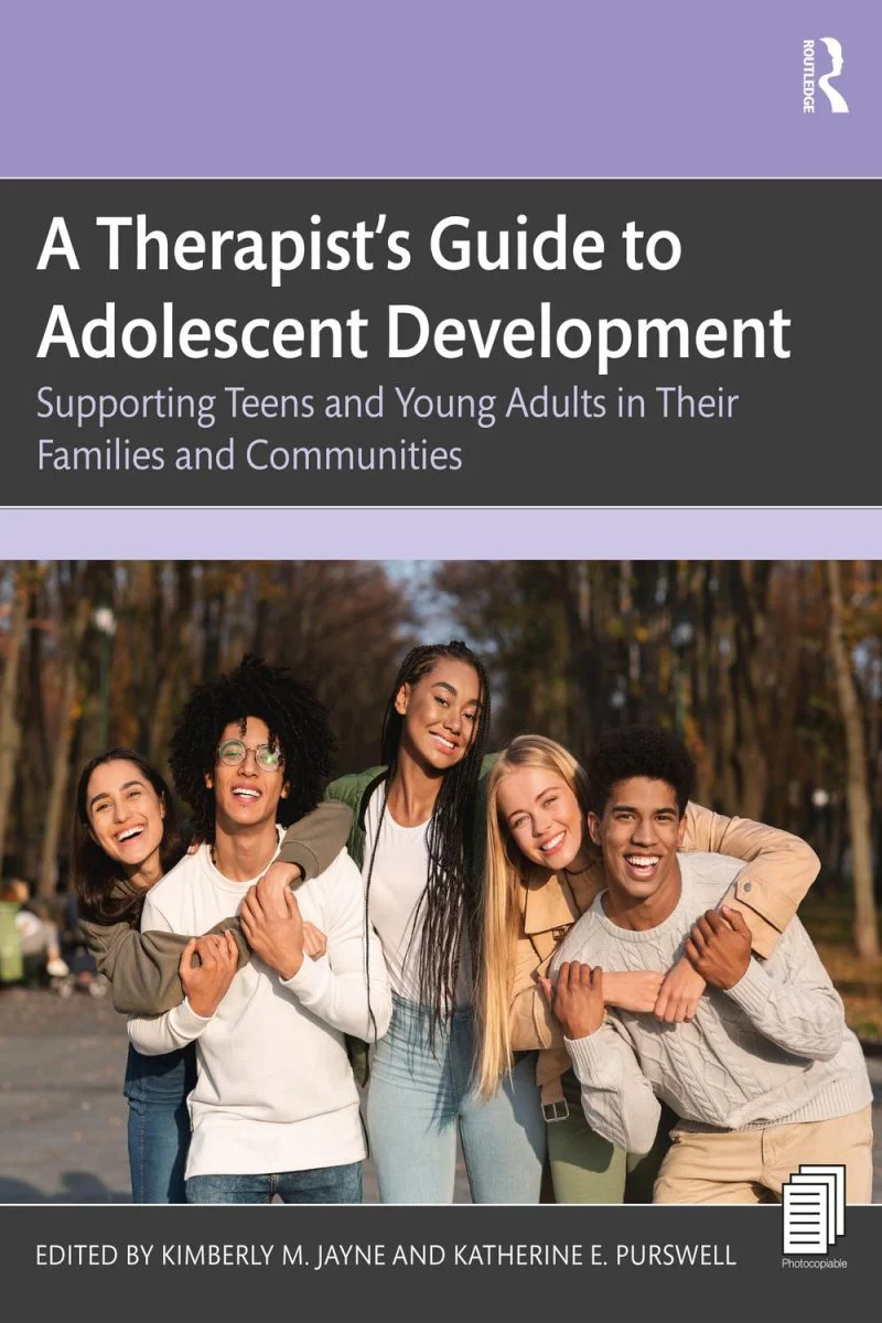 جلد راهنمای درمانگر برای رشد نوجوان ۲۰۲۴  A Therapist’s Guide to Adolescent Development 2024