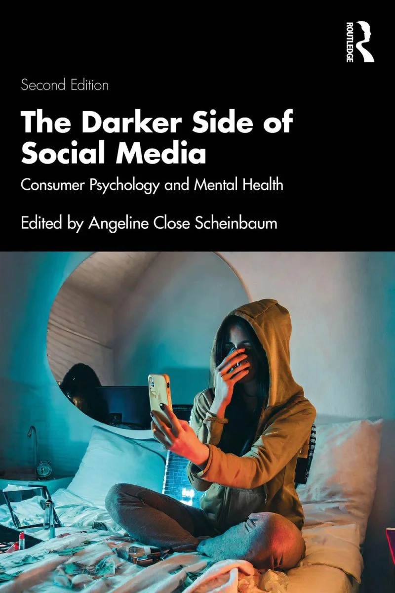 جلد جنبه تاریک‌تر رسانه‌های اجتماعی ۲۰۲۴  The Darker Side of Social Media 2024