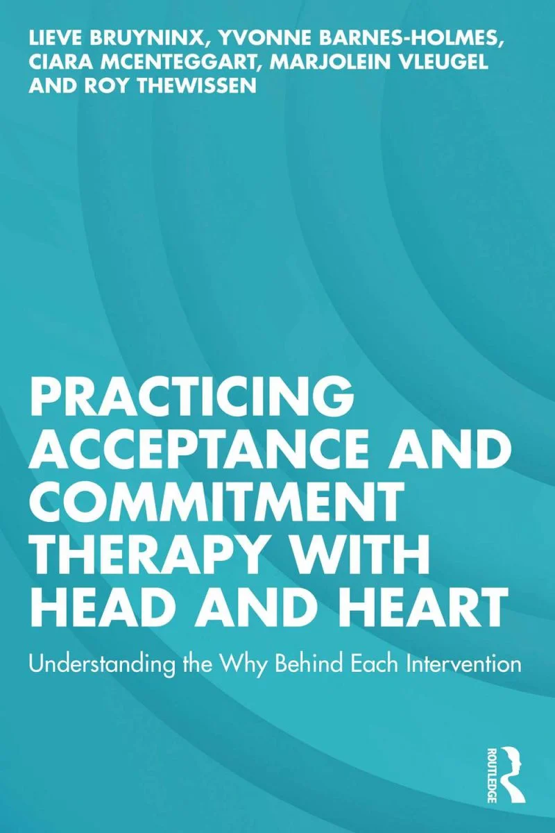 جلد تمرین درمان مبتنی بر پذیرش و تعهد با سر و دل ۲۰۲۴  Practicing Acceptance and Commitment Therapy with Head and Heart 2024